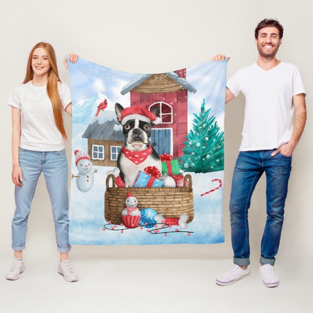 Couverture Polaire Chien Boston Terrier dans une maison de Noël ennei (En situation)
