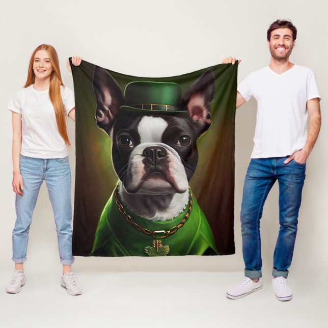 Couverture Polaire Chien Boston Terrier en robe de la Saint-Patrick (En situation)