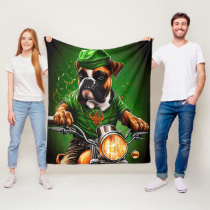 Couverture Polaire Chien Boxer Conduisant un Vélo St. Patrick's Day