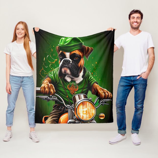 Couverture Polaire Chien Boxer Conduisant un Vélo St. Patrick's Day (En situation)