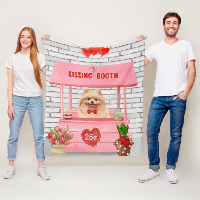 Couverture Polaire Chien de Poméranie Valentine's Day Kissing Booth (En situation)