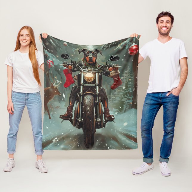 Couverture Polaire Chien Doberman à moto Noël (En situation)