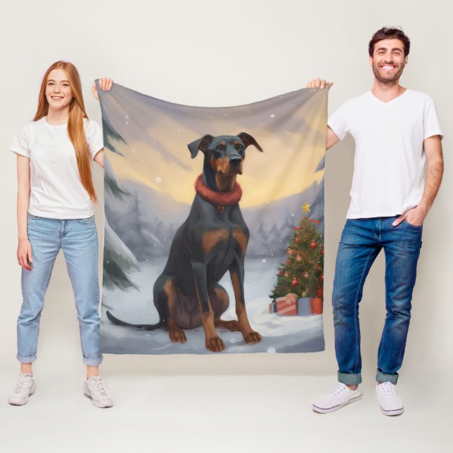 Couverture Polaire Chien Doberman pendant Noël de neige (En situation)