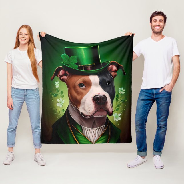 Couverture Polaire Chien du Staffordshire américain à la St. Patrick' (En situation)
