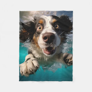 Couverture Polaire Chien Excité Nageant Sous L'eau Design