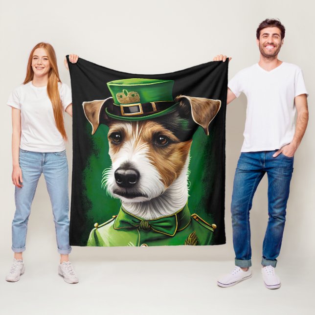 Couverture Polaire Chien Jack Russell en robe de la Saint-Patrick (En situation)