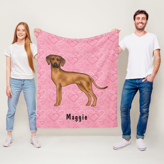 Couverture Polaire Chien Rhodesian Ridgeback sur des cœurs roses avec (En situation)