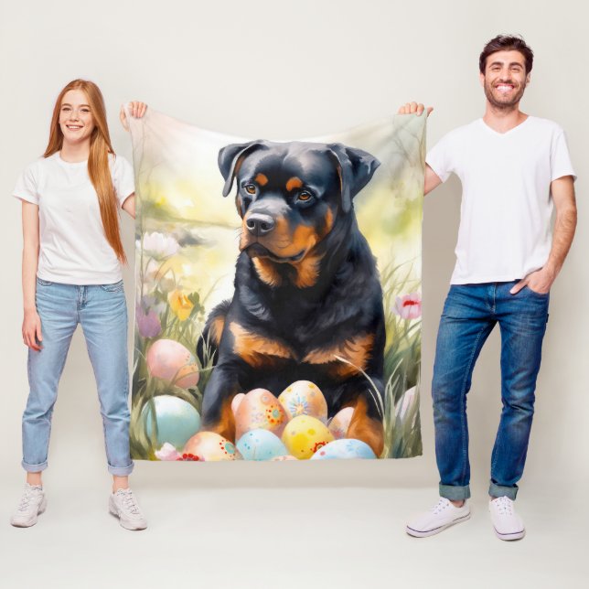 Couverture Polaire Chien Rottweiler avec Vacances d'Œufs de Pâques  (En situation)