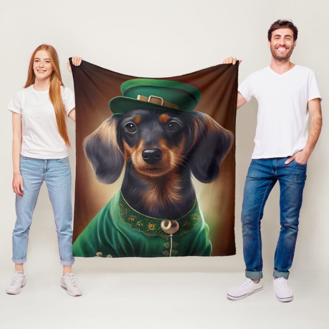 Couverture Polaire Chien teckel habillé pour la Saint-Patrick (En situation)