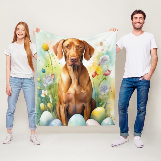 Couverture Polaire Chien Vizsla avec œufs de Pâques Vacances  (En situation)