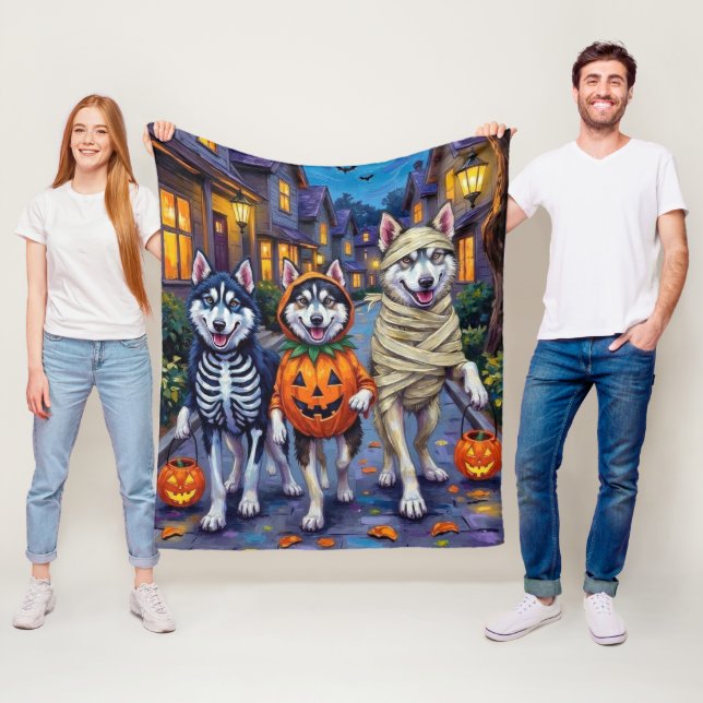 Couverture Polaire Chiens Alaskan Malamute Trick-or-Treating Hallowee (En situation)