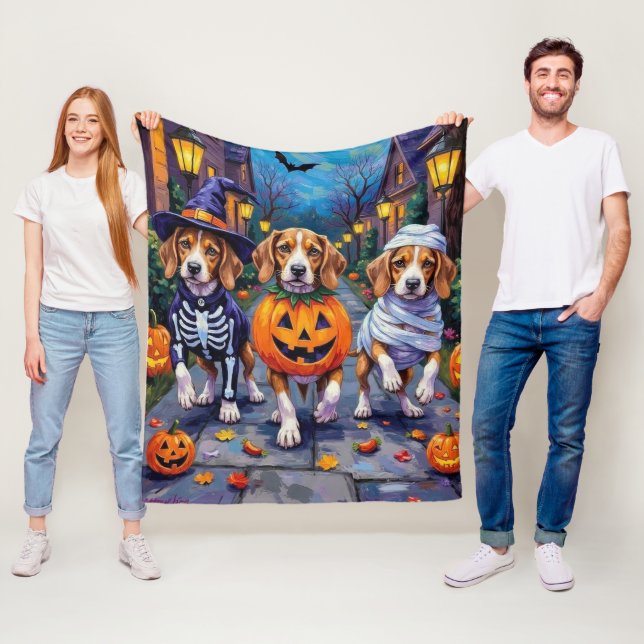 Couverture Polaire Chiens Beagle faisant Trick-or-Treating en costume (En situation)