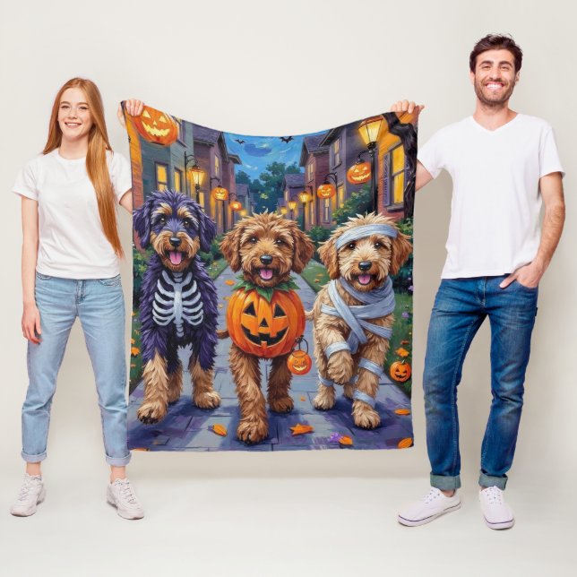 Couverture Polaire Chiens Bernedoodle faisant Trick-or-Treating en te (En situation)