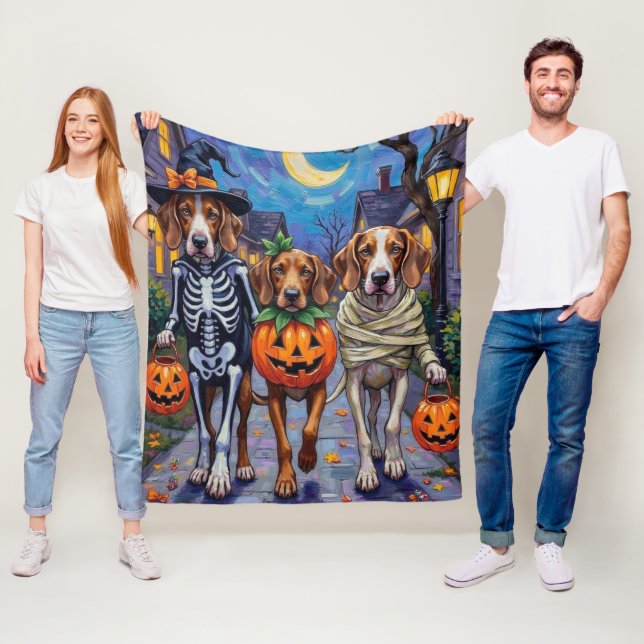 Couverture Polaire Chiens English Foxhound Trick-or-Treating Hallowee (En situation)