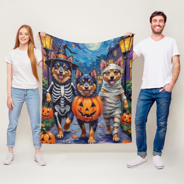 Couverture Polaire Chiens Finnish Lapphund Trick-or-Treating Hallowee (En situation)
