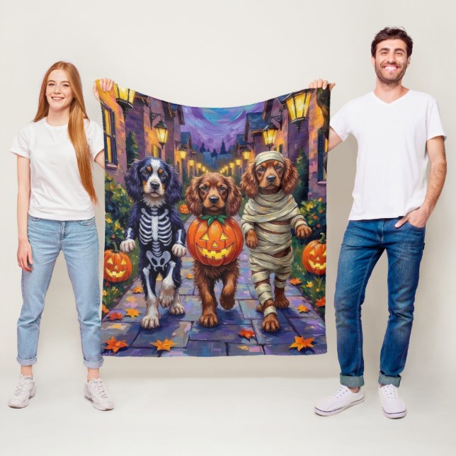 Couverture Polaire Chiens Sussex Spaniel en costumes d'Halloween (En situation)