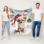 Couverture Polaire Chihuahua Winter Wonderland Christmas Joy<br><div class="desc">Ce design festif reflète l'esprit joyeux de la période des fêtes, avec un adorable petit portant un chapeau de Père Noël. Le chien est niché dans un pays des merveilles hivernales, avec un bonhomme de neige, un sapin de Noël décoré et des cadeaux joliment emballés. Les flocons de neige tombent...</div>