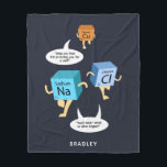 Couverture Polaire Chimie Tableau périodique Éléments science Gag<br><div class="desc">Cet extraordinaire produit à thème amusant ferait un grand ajout à votre collection. Parfait pour les personnes qui aiment montrer leur personnalité et la passion pour tous à voir. Ajoutez un nom en cliquant sur le bouton "Personnaliser"</div>