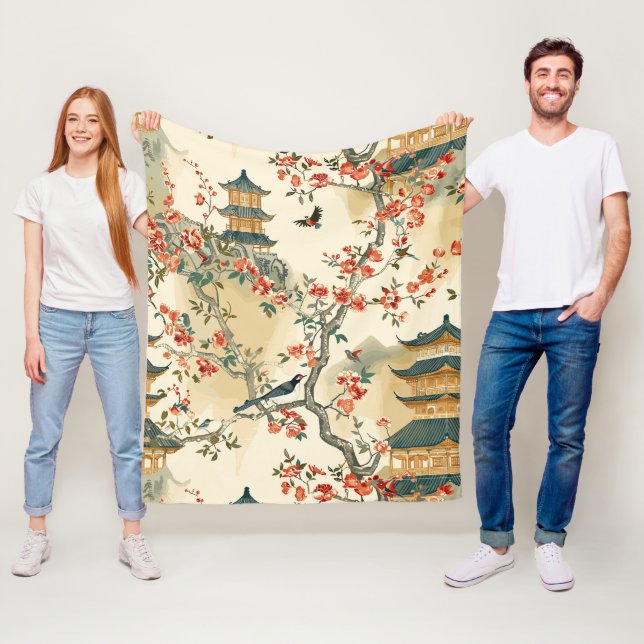 Couverture Polaire Chinoiserie Élégante - Pagodes, Fleurs et Oiseaux (En situation)