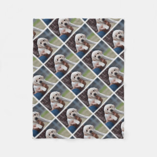 Couverture Polaire Chiot jaune de laboratoire tenu par un ami