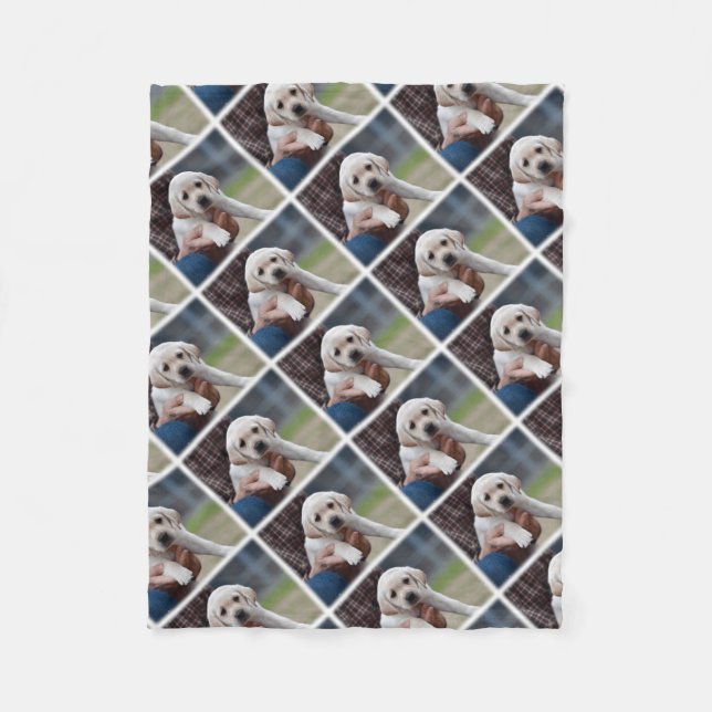 Couverture Polaire Chiot jaune de laboratoire tenu par un ami (Devant)
