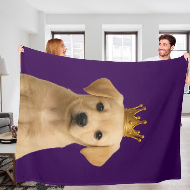 Couverture Polaire Chiot jaune Labrador en Couronne or mignonne (Yellow Labrador Puppy in Gold Crown Cute Fleece Blanket by Ricaso. Golden lab pup dog on purple)
