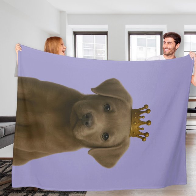 Couverture Polaire Chiot Labrador en argent dans Gold Crown Cute (Silver Labrador Puppy in Gold Crown Cute Fleece Blanket by Ricaso.  Silver lab dog throw blanket)