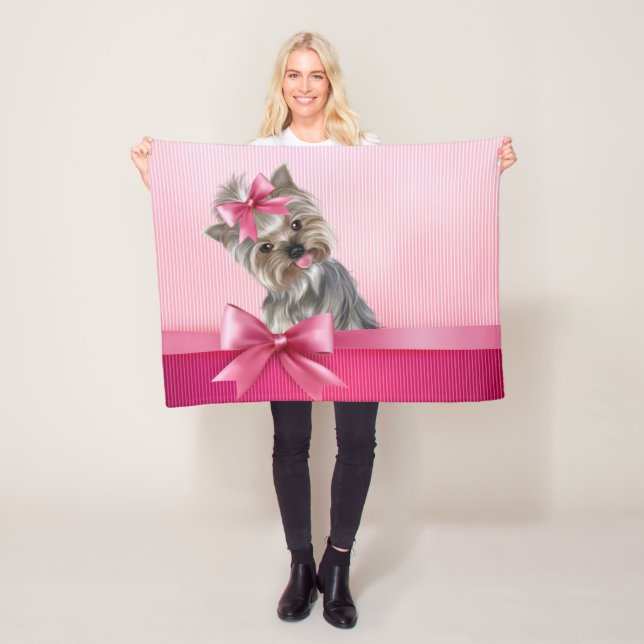 Couverture Polaire Chiot rose de princesse Yorkie de Yorkshire (En situation)