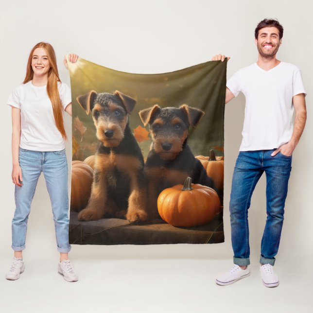 Couverture Polaire Chiots Airedale Délice d'Automne Citrouille (En situation)