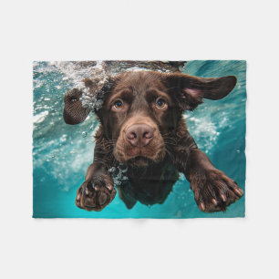Couverture Polaire Chocolat Joueur Labrador nage sous l'eau
