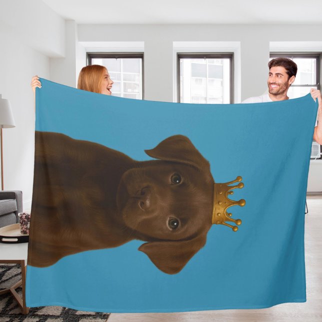 Couverture Polaire Chocolat Labrador Chiot dans Gold Crown Cute (Chocolate Labrador Puppy in Gold Crown Cute Fleece Blanket by Ricaso. Choc lab pup dog on blue)