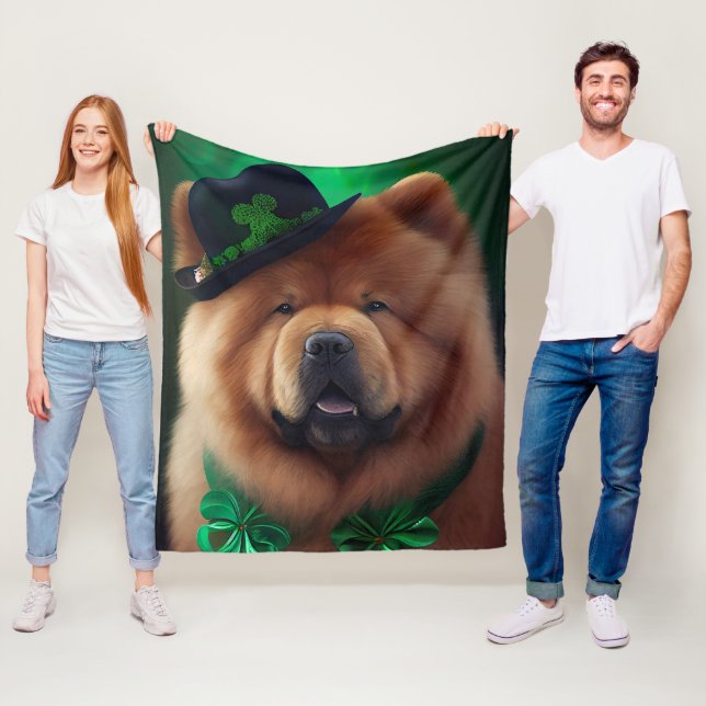 Couverture Polaire Chow Chow Dog en tenue de la Saint Patrick (En situation)