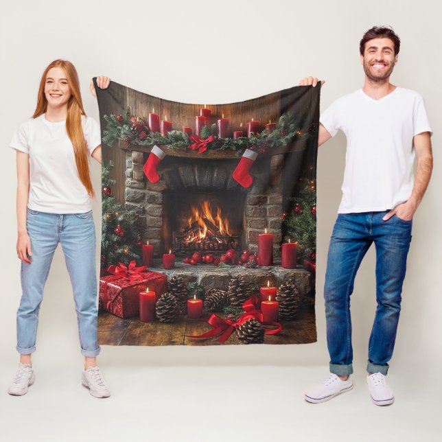 Couverture Polaire Christmas Fireplace Pinecones Red Candles   (En situation)