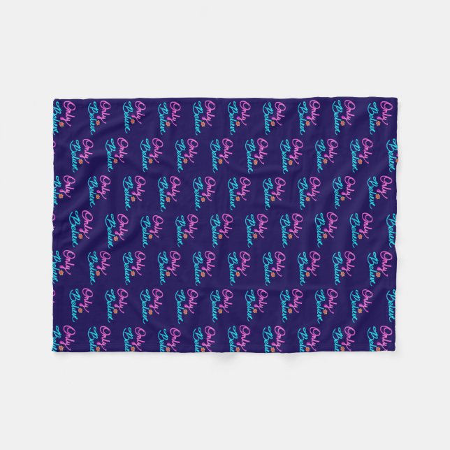 Couverture Polaire Citation chrétienne Only Believe sur fond bleu fon (Devant (Horizontal))