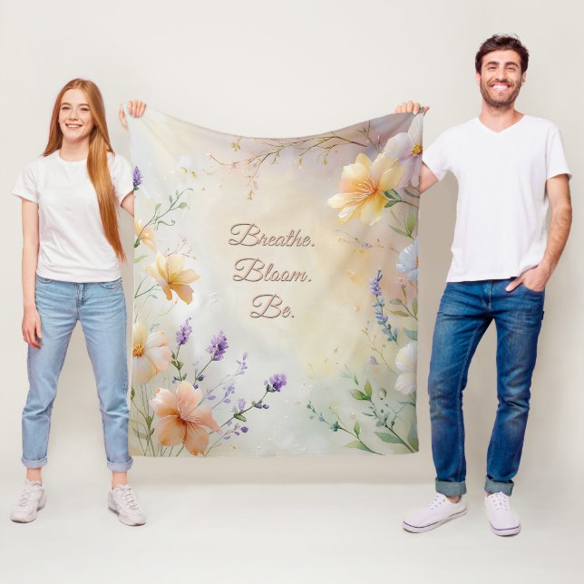 Couverture Polaire Citations Fleurs au pastel élégant - Teintes dorée (En situation)