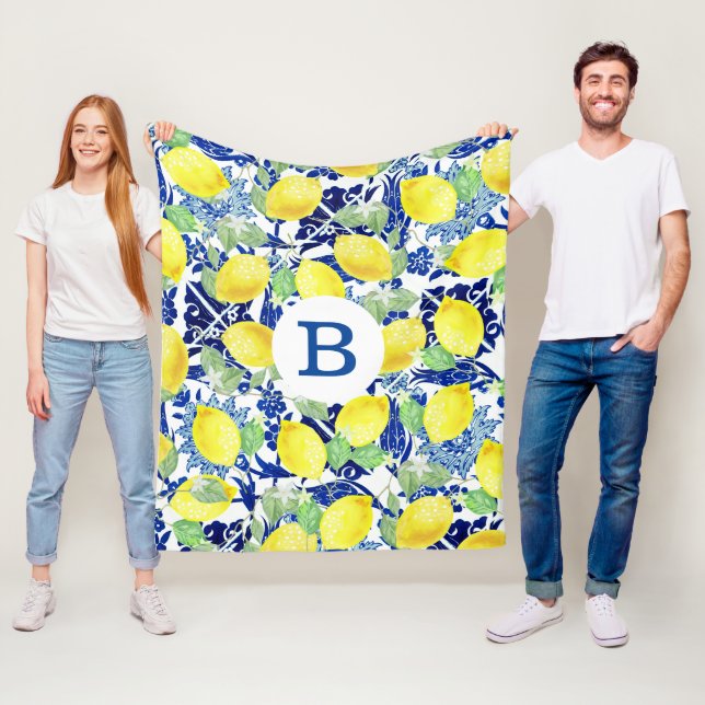 Couverture Polaire Citrons vibrants de pays et monogramme floral bleu (En situation)