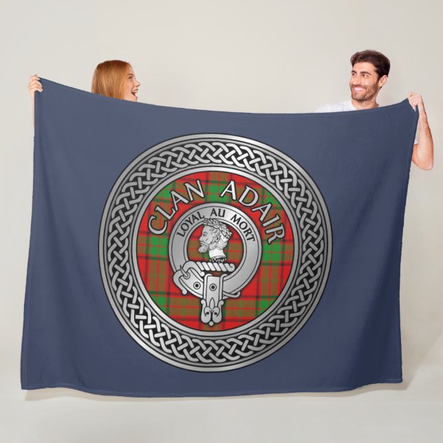 Couverture Polaire Clan Adair Crest & Tartan Knot (En situation)