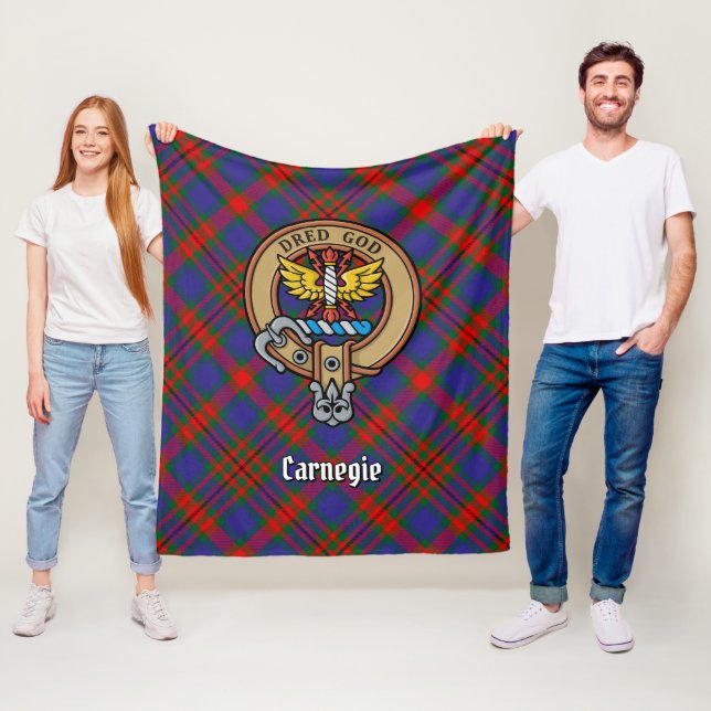Couverture Polaire Clan Carnegie Crest sur Tartan (En situation)