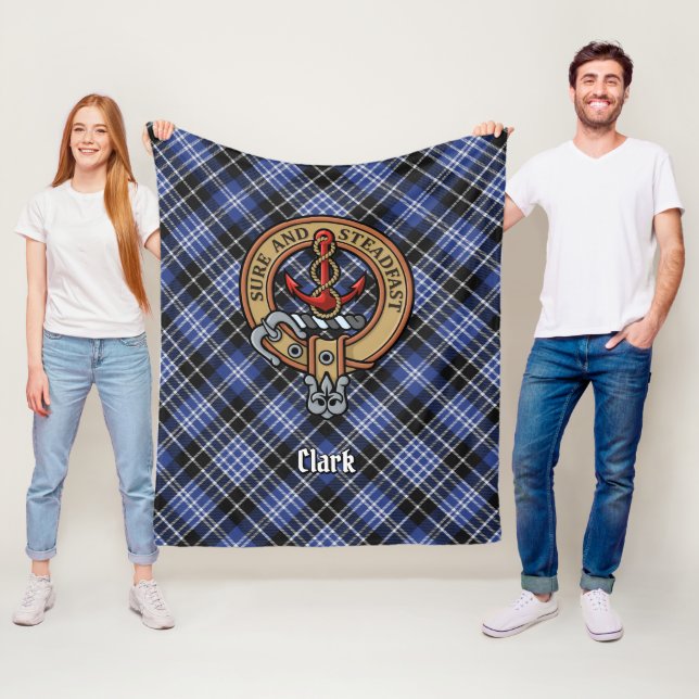 Couverture Polaire Clan Clark Crest sur Tartan (En situation)