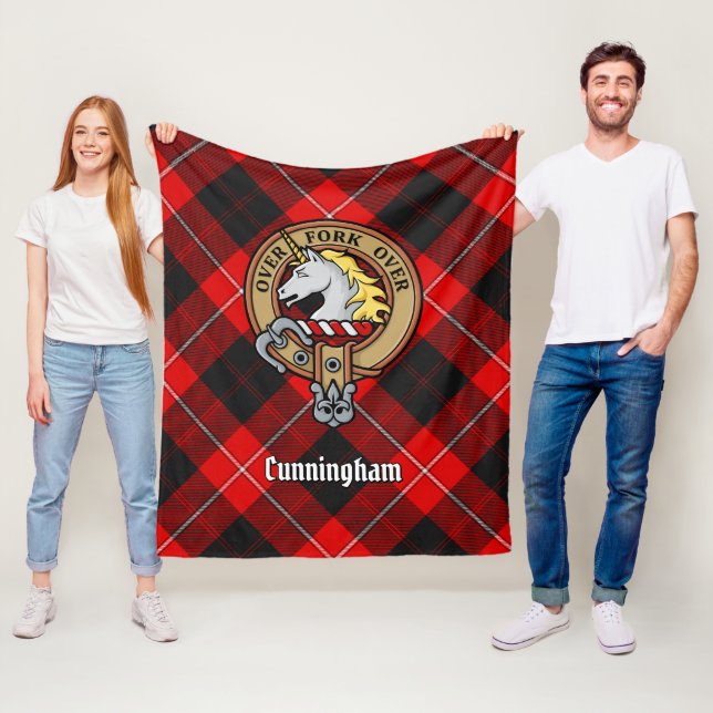 Couverture Polaire Clan Cunningham Crest sur Tartan (En situation)