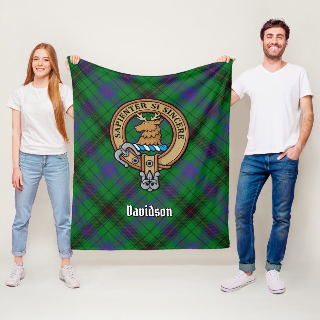 Couverture Polaire Clan Davidson Crest sur Tartan (En situation)