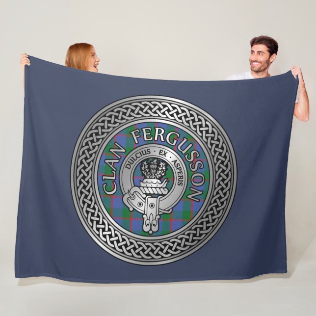 Couverture Polaire Clan Fergusson Crest & Tartan Knot (En situation)