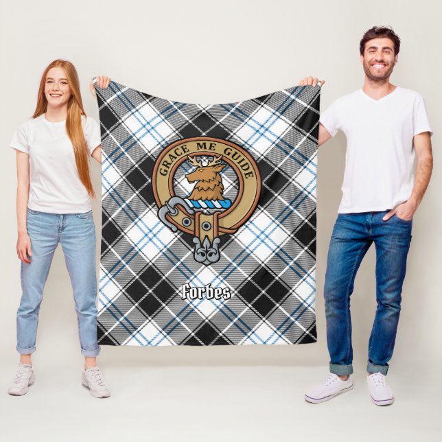 Couverture Polaire Clan Forbes Crest sur la robe Tartan (En situation)