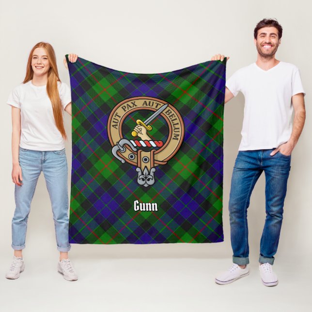 Couverture Polaire Clan Gunn Crest sur Tartan (En situation)