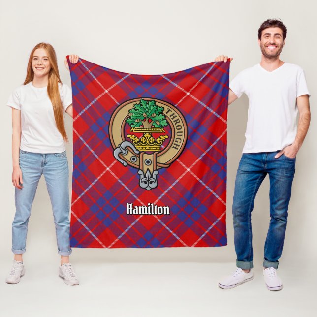 Couverture Polaire Clan Hamilton Crest sur Red Tartan (En situation)