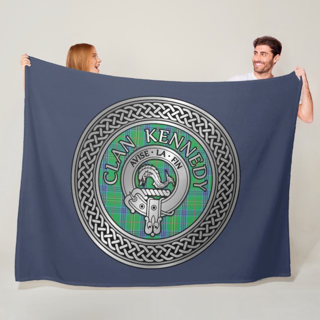 Couverture Polaire Clan Kennedy Crest & Tartan Knot (En situation)