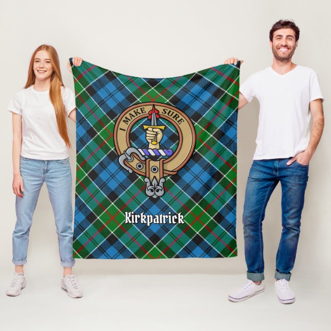 Couverture Polaire Clan Kirkpatrick Crest sur Tartan (En situation)