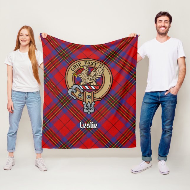 Couverture Polaire Clan Leslie Crest sur Red Tartan (En situation)