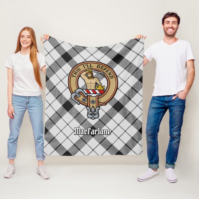 Couverture Polaire Clan MacFarlane Crest sur tarte noir et blanc (En situation)