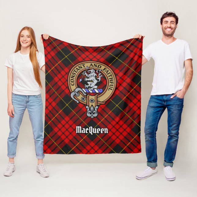 Couverture Polaire Clan MacQueen Crest sur Tartan (En situation)